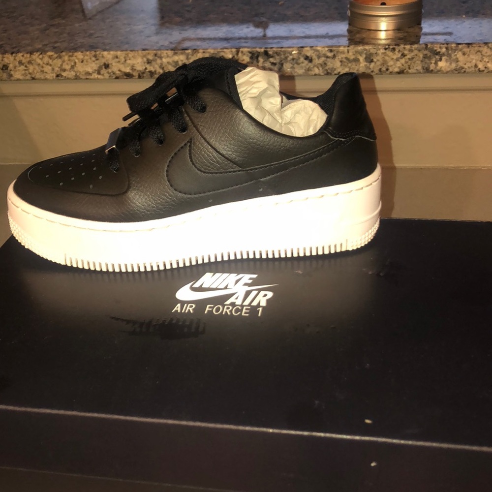 NIKE AIR FORCE 1 BLACK SIZE 5.5 ONLY WORN ONCE